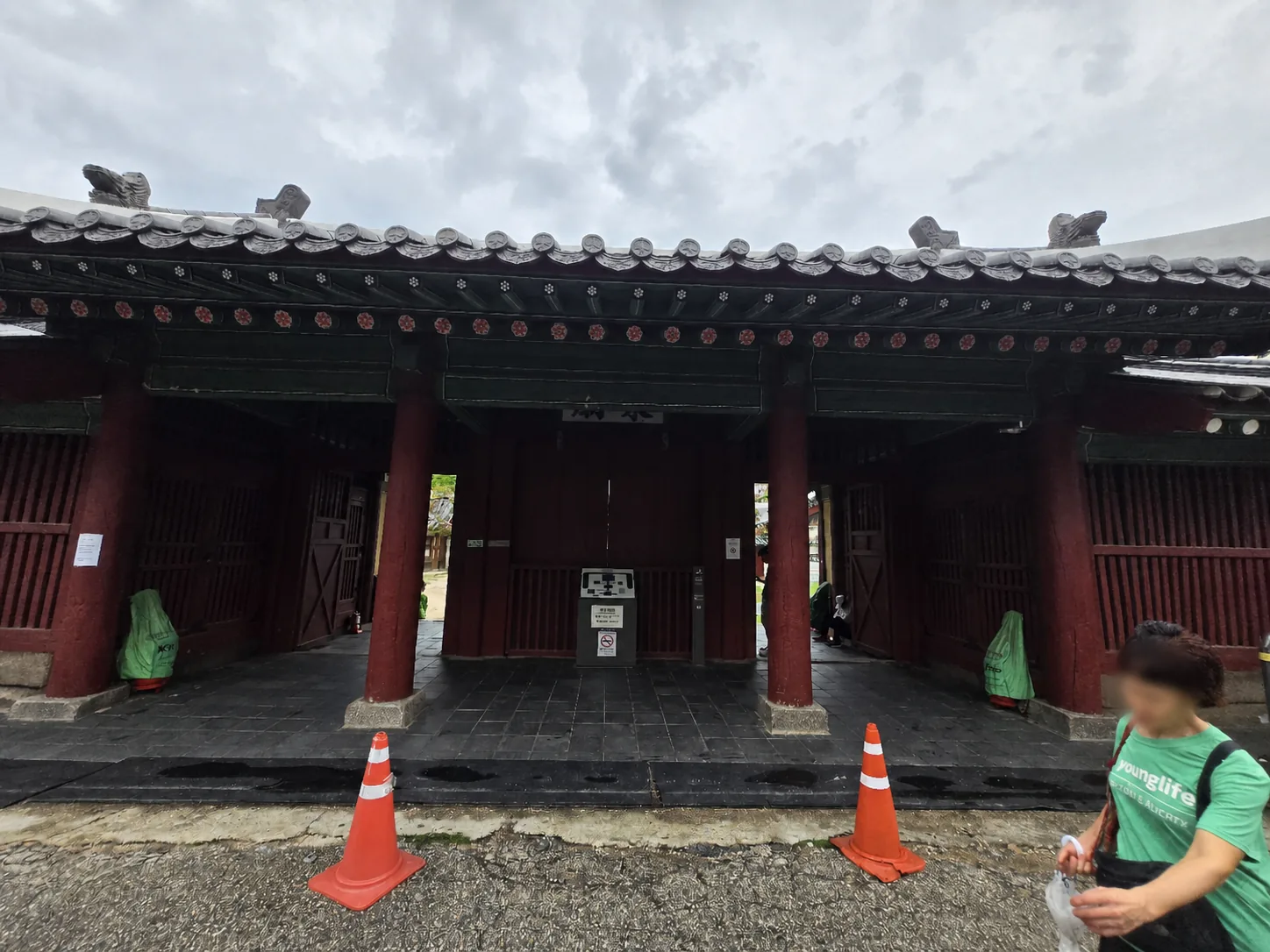 Historic gate building at Donggwanwangmyo beside Dongmyo Flea Market