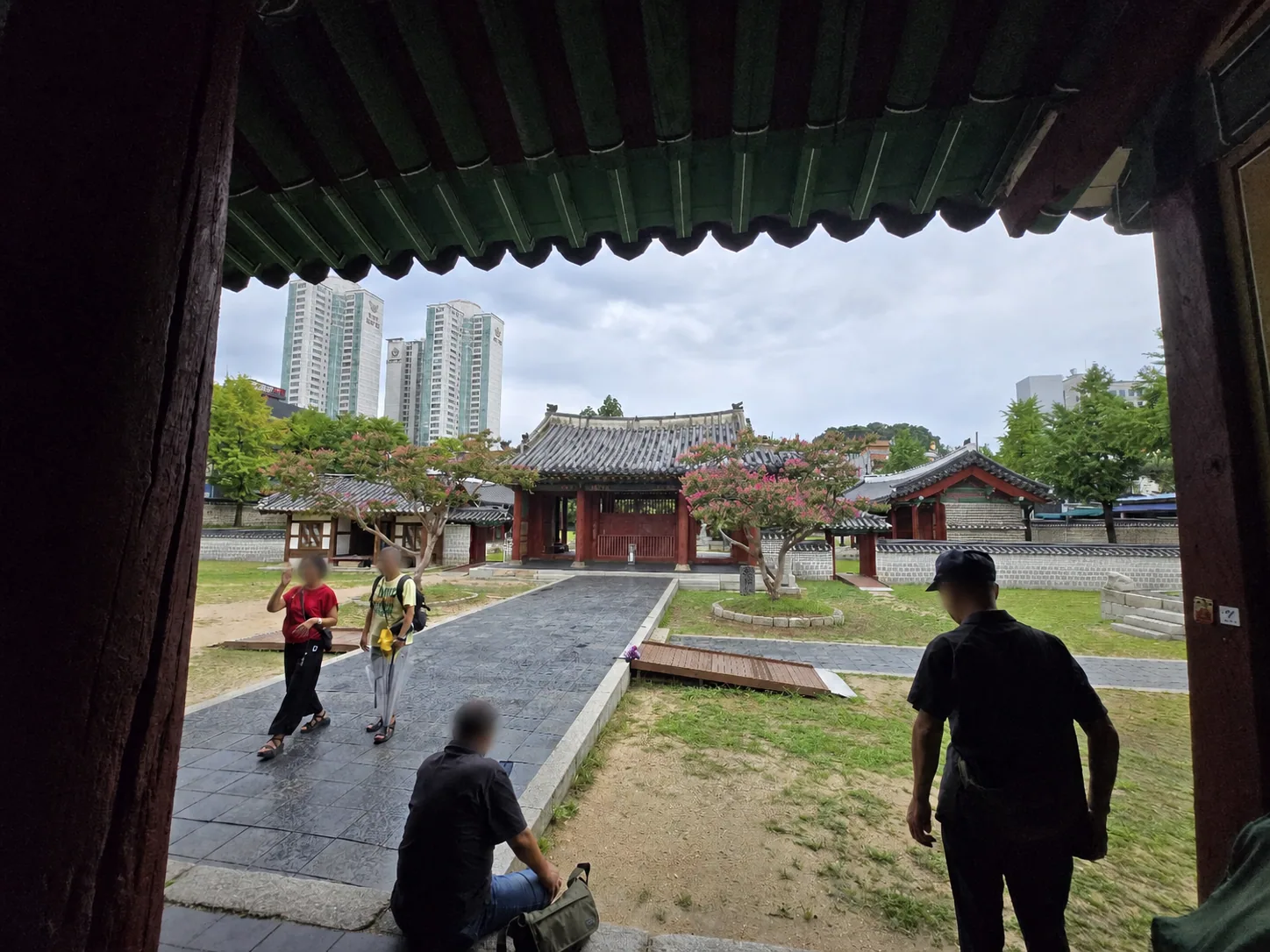 Quiet courtyard inside Donggwanwangmyo beside Dongmyo Flea Market