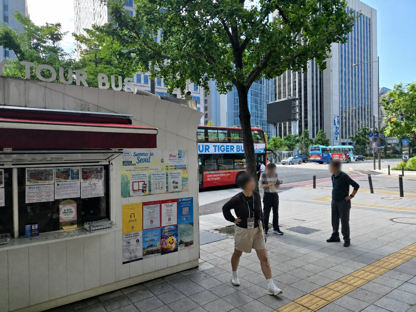 Gwanghwamun Seoul City Tour Bus ticket booth with a red Tiger Bus behind it