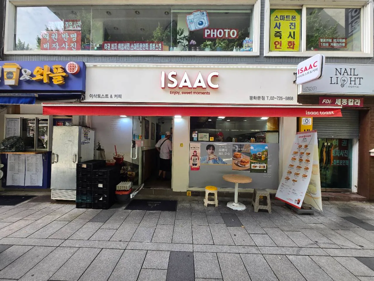Isaac Toast Gwanghwamun branch storefront in central Seoul