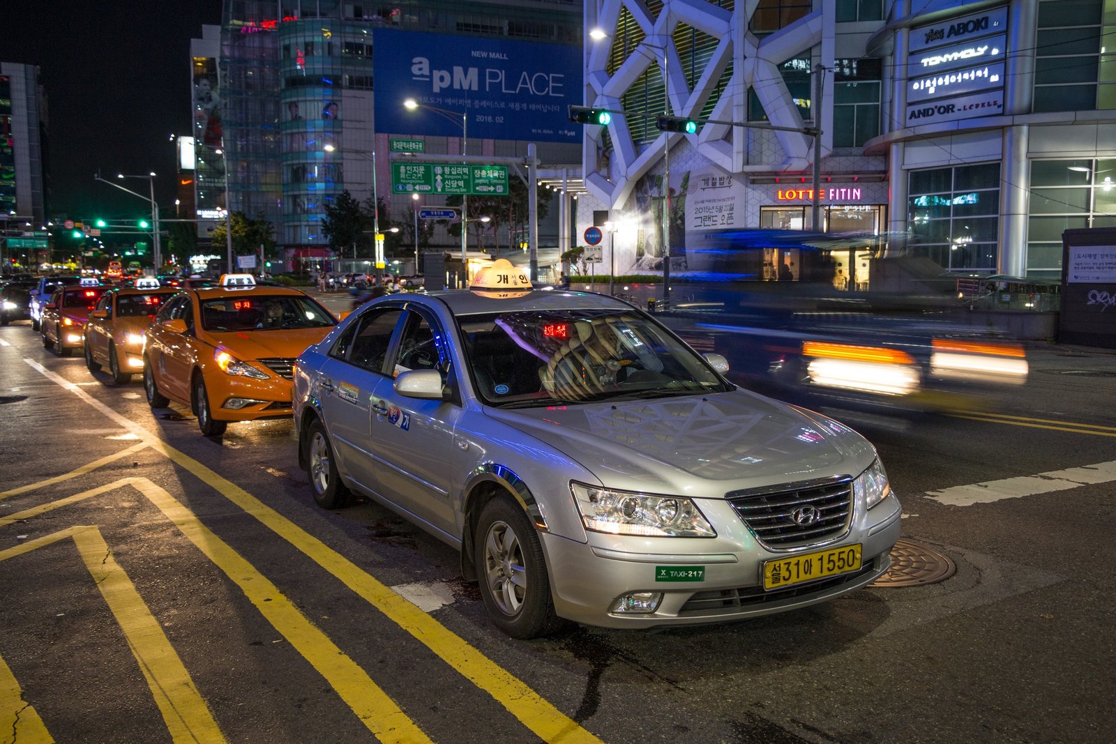 Seoul taxis waiting for passengers in Seoul