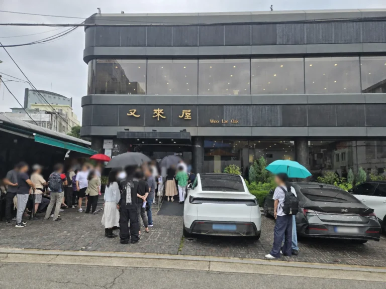 Crowd waiting outside Woo Lae Oak in Seoul before lunch