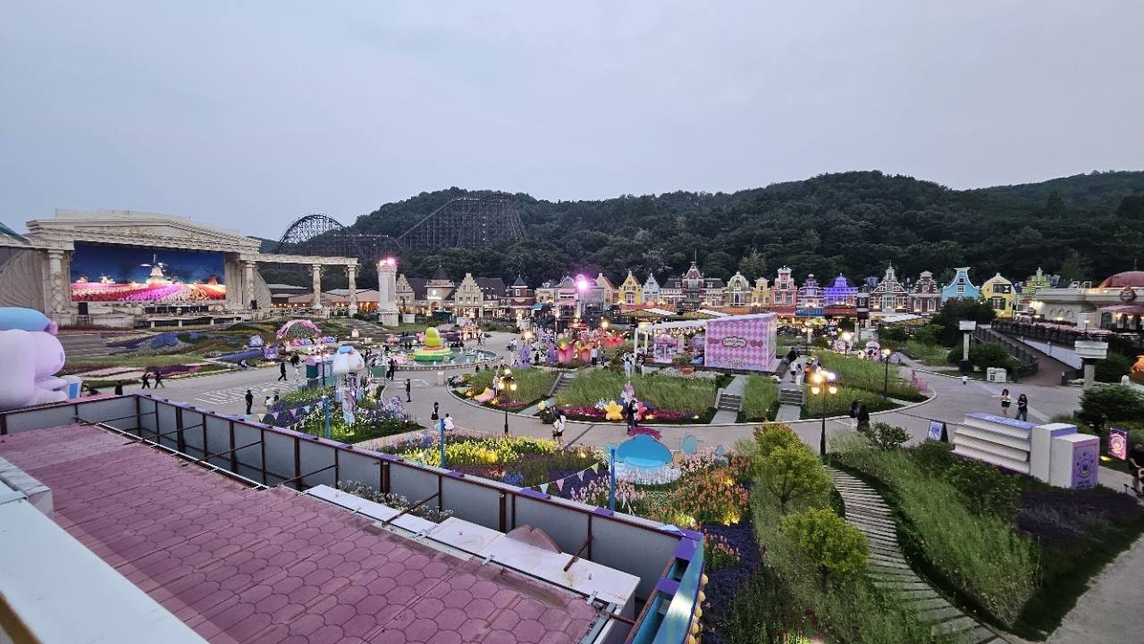 Panoramic view of Everland themed zones and gardens at dusk