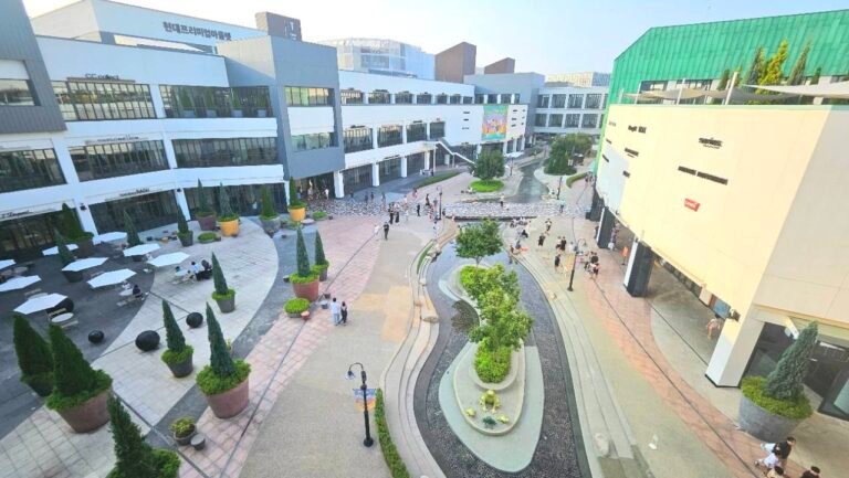Open-air central plaza at Hyundai Premium Outlet Gimpo