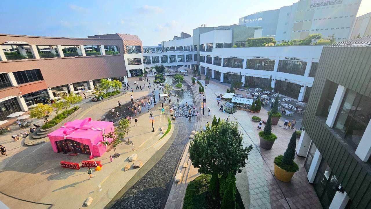 Courtyard water feature and pink pop-up installation at Hyundai Premium Outlet Gimpo