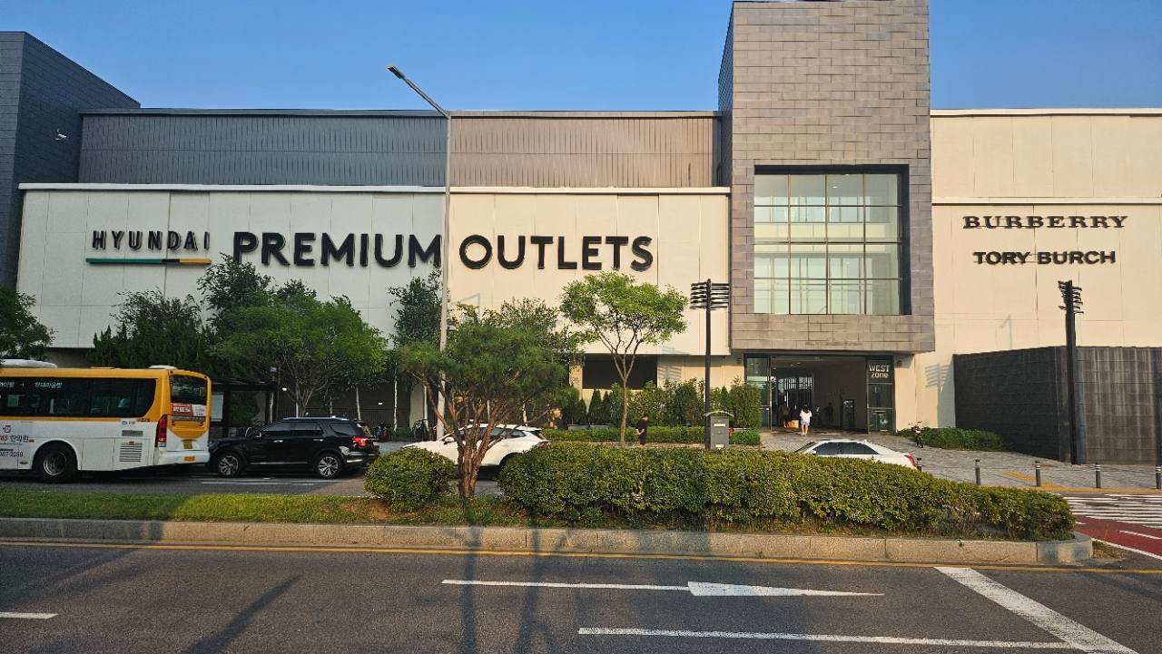 Hyundai Premium Outlet Gimpo exterior with the West Zone entrance