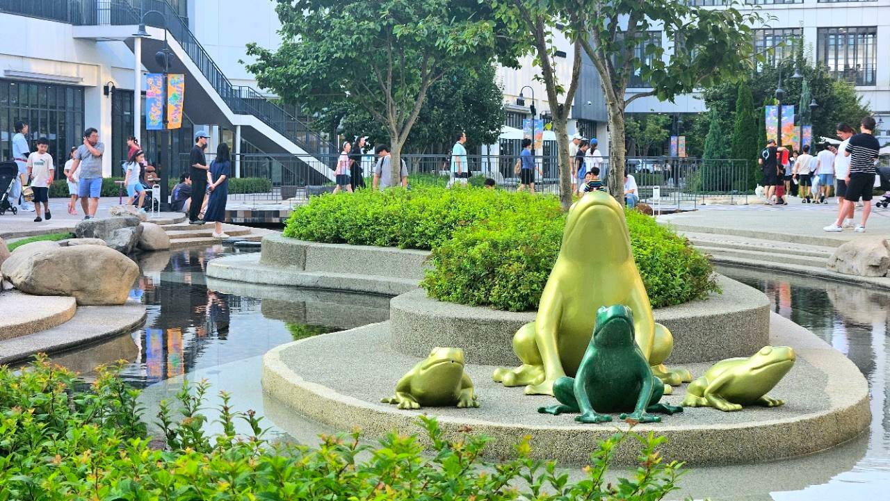 Frog fountain and landscaped seating area at Hyundai Premium Outlet Gimpo