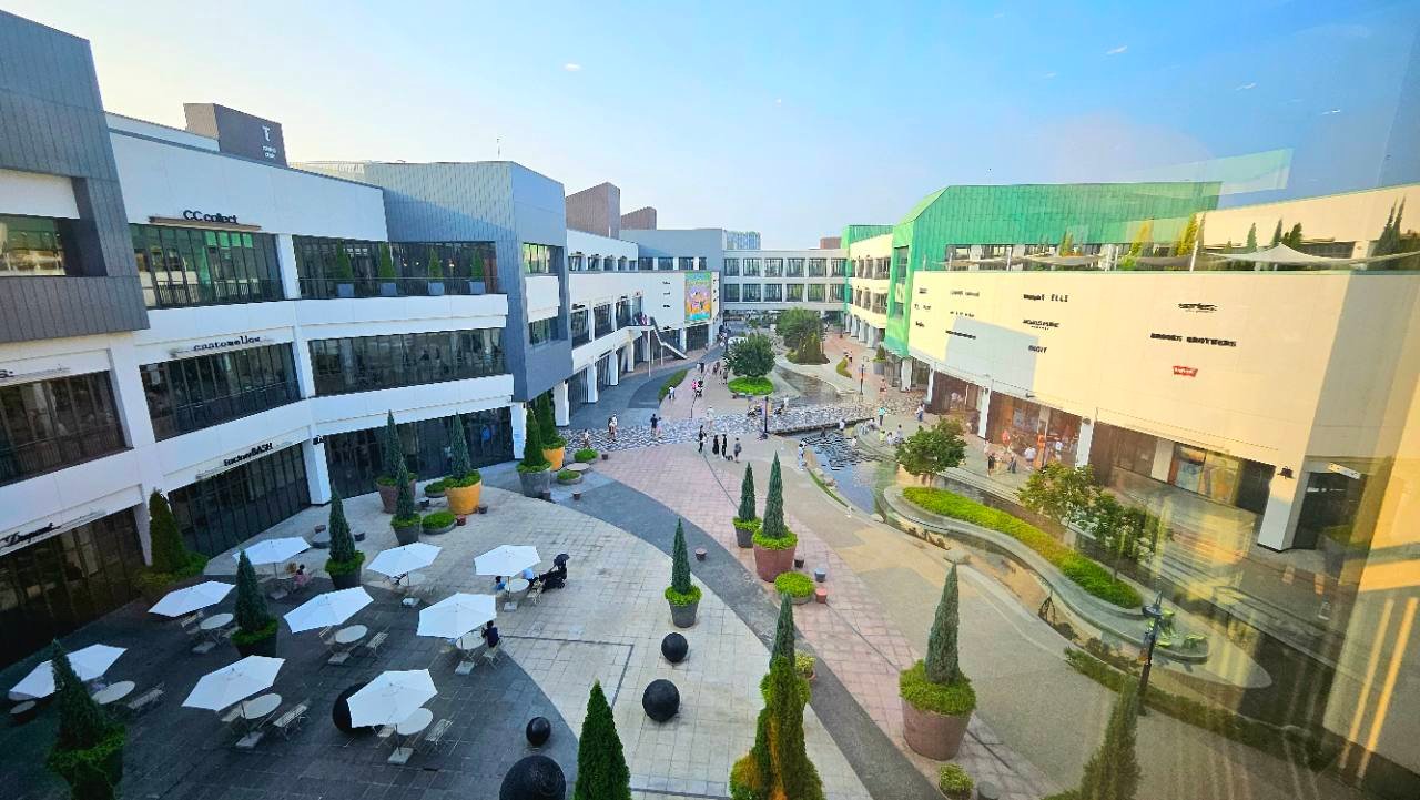 Wide view across the open-air central plaza at Hyundai Premium Outlet Gimpo
