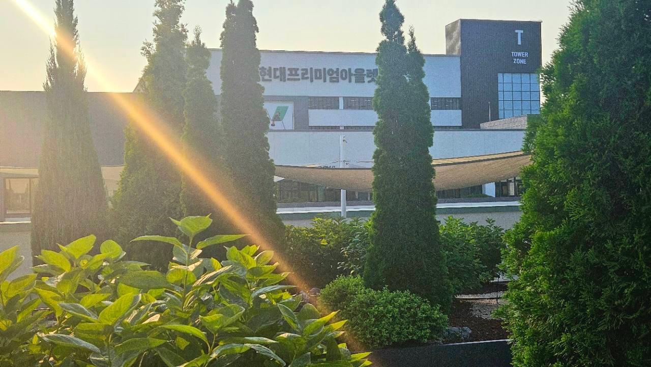 Tower Zone at Hyundai Premium Outlet Gimpo in late-afternoon light