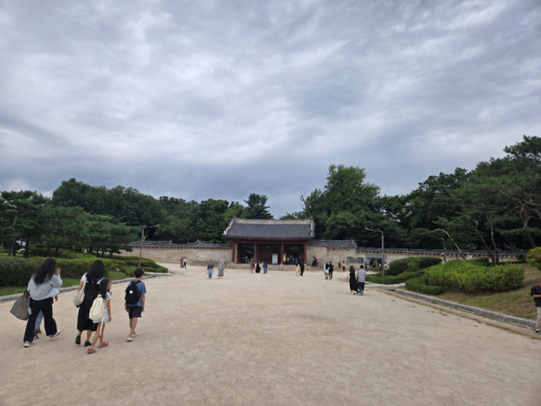 Jongmyo Shrine & Seosulla-gil: Seoul’s Quiet-to-Lively Walk