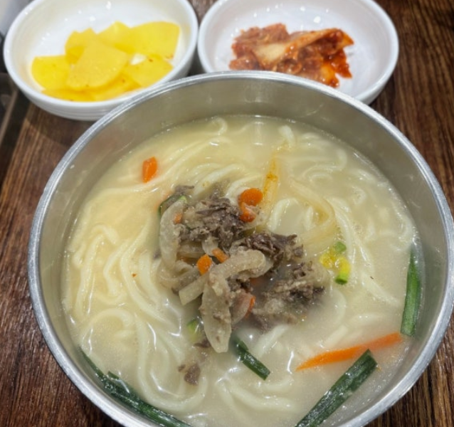 Kalguksu noodle soup with beef and vegetables