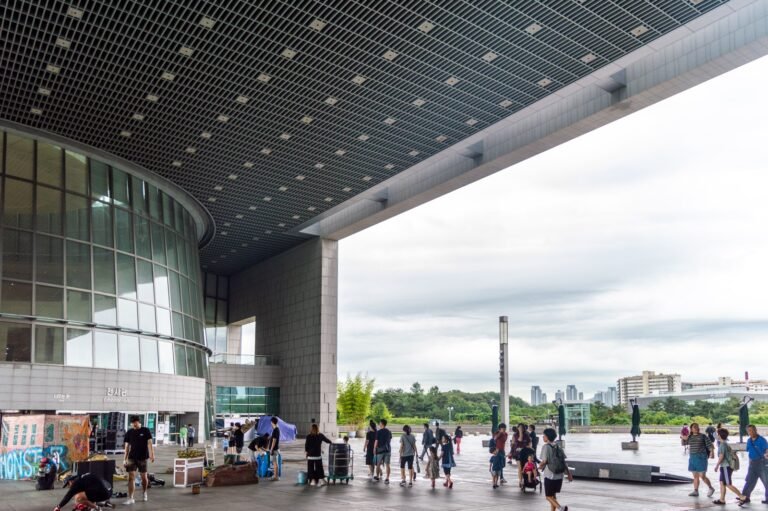 Visitors outside the National Museum of Korea exhibition hall under its broad roof, photographed in 2019