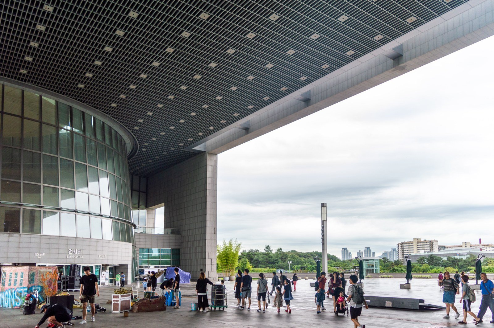 Visitors outside the National Museum of Korea exhibition hall under its broad roof, photographed in 2019
